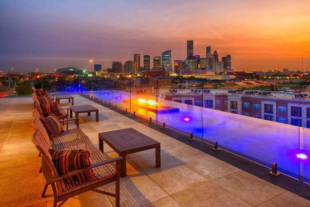 Downtown Living 1Br W/ Free Parking Garage Apartment Houston Exterior photo